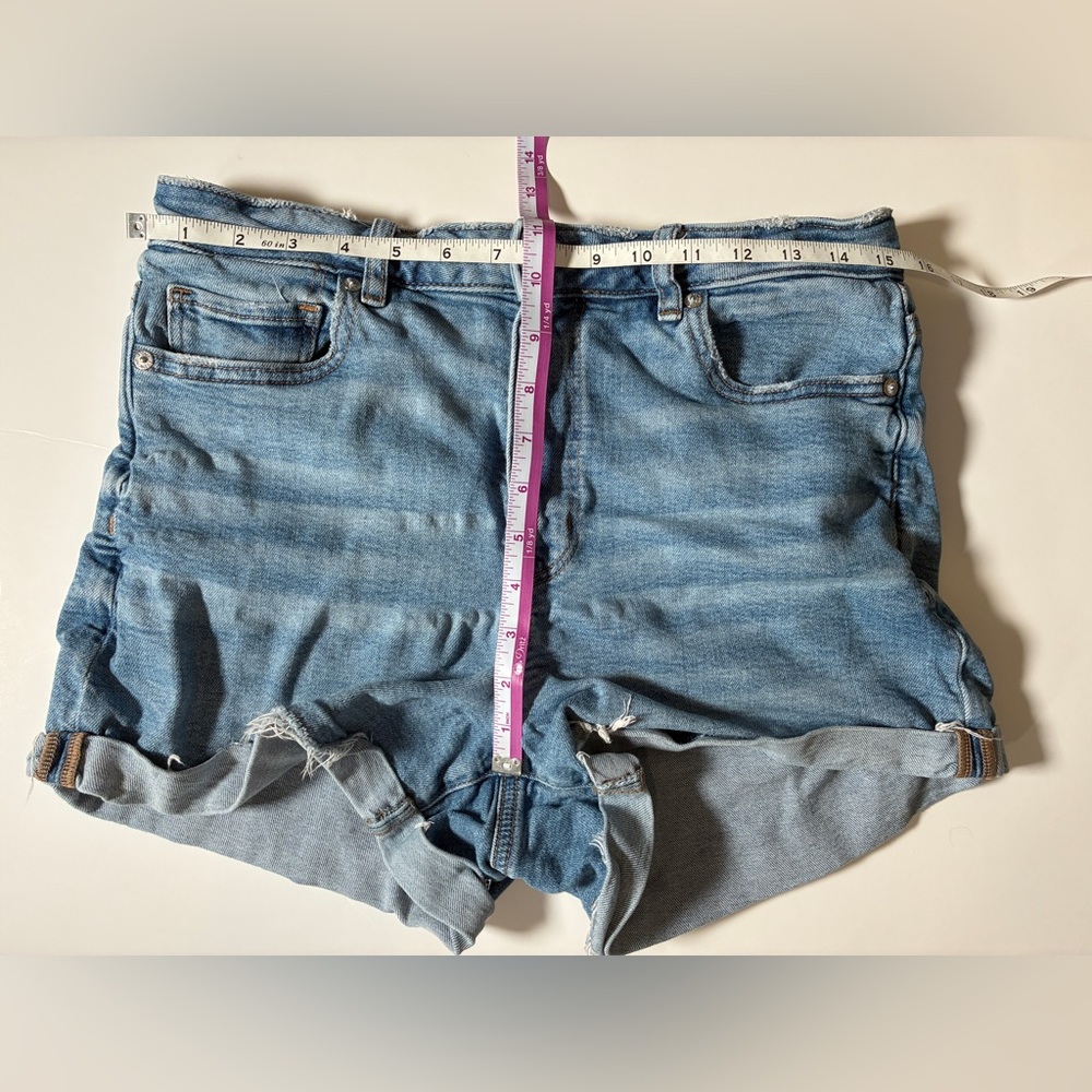 American Eagle Light Cuffed Denim Mom Shorts - Picture 3 of 7